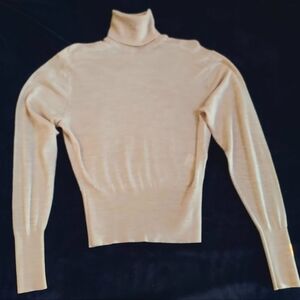 Ladies Uni Qlo Cream 100% Wool Lightweight Turtleneck Sweater Size Medium